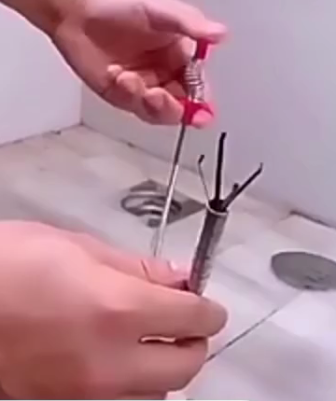 Deboucheur de canalisation flexible a crochet